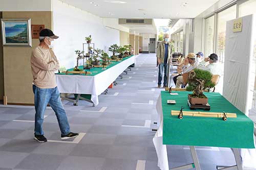 展示された作品に見入る人たち