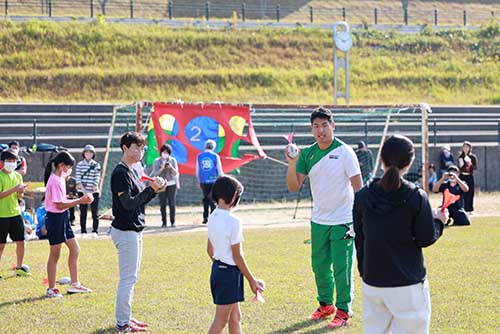 白浜選手から指導を受ける子どもたち