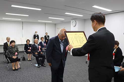 受賞者一人ひとりに賞状が手渡された
