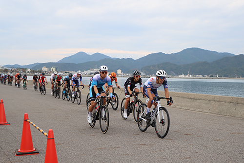 海沿いのコースを疾走する選手たち