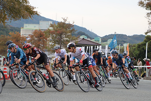間近で迫力あるレースを目の当たりにして、多くの観客が驚きの声を上げていた