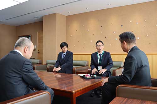 優勝および大会新記録を報告した