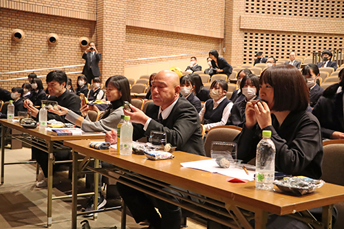 審査員が試食し、今後に向けた良かった点、改善点などをアドバイス
