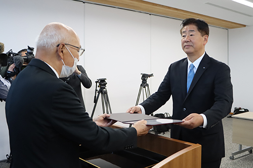 選挙管理委員会から当選証書を受け取る