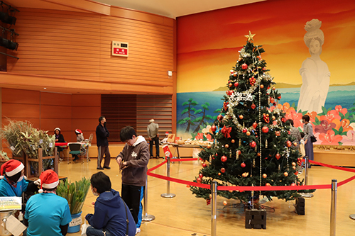 大きなクリスマスツリーが会場を彩りました