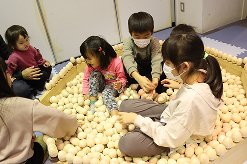 「出張！長門おもちゃ美術館」木のプールで楽しく遊ぶ子どもたち
