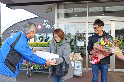 記念品として長門市産品の詰め合わせが贈られた