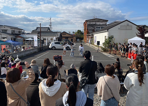 キッズダンスによるパフォーマンス