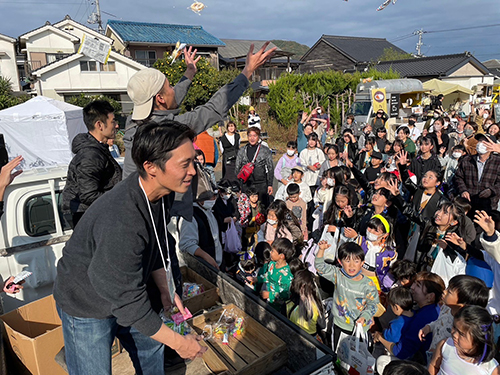 フィナーレにはお菓子がまかれた