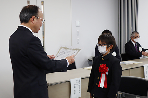 伊藤教育長が一人ひとりに賞状を手渡した