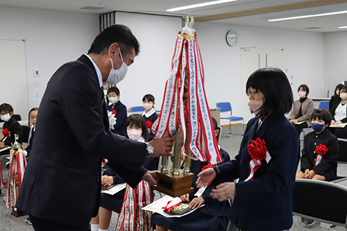 賞状、盾とともにトロフィーも贈られた