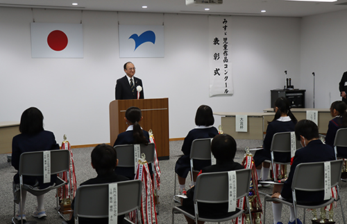 お祝いの言葉を送る伊藤教育長