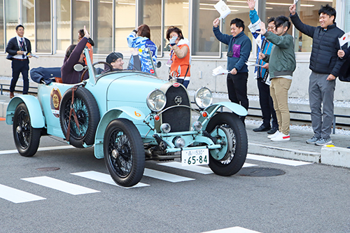 市民や市職員がクラシックカーをお出迎え