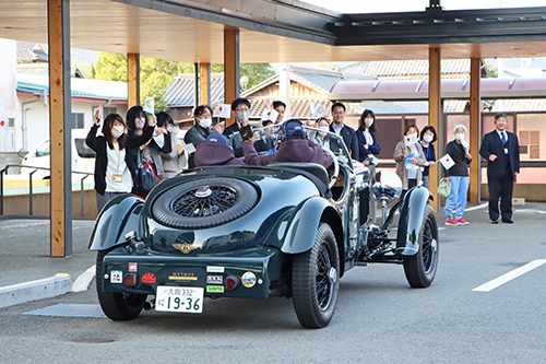 さまざまなクラシックカーを間近に見ることができた