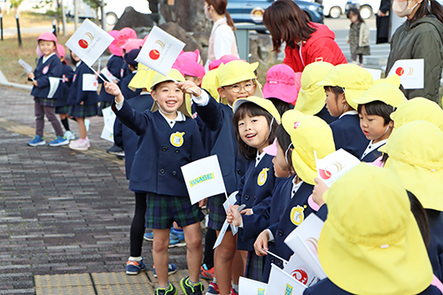 深川幼稚園の園児たちは普段見ることのできない車に大興奮