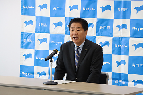江原市長が部長、課長級職員を前に訓示を述べる