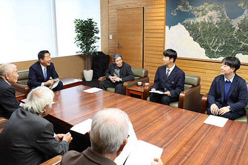 受賞の喜びを報告