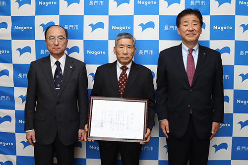 長門市出身の日本画家「松尾晩翠」画伯の作品を寄贈