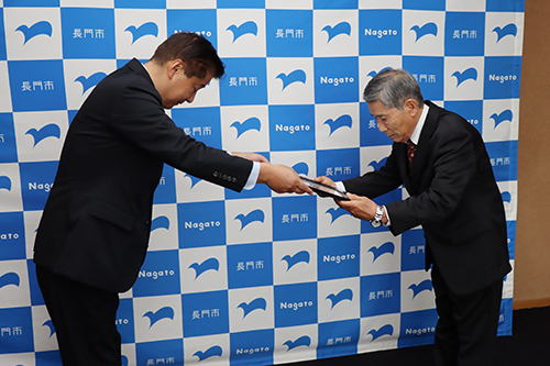 江原市長から感謝状が贈られた