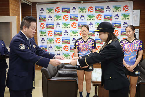 福澄署長から室越香南さんに委嘱状が手渡された