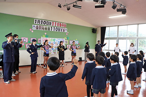 「いかのおすし一人前」ダンスをみんなで一緒に踊る