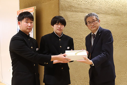 仙崎中学校から被災地のみなさんへと義援金が届けられた