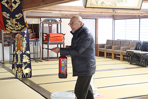 大寧寺の職員が初期消火にあたる