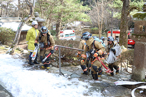 消防本部と消防団が消火活動を開始
