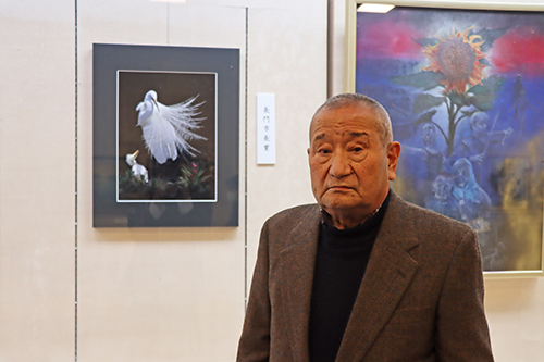長門市長賞を受賞した吉岡納さんと作品「きれい？とっても」