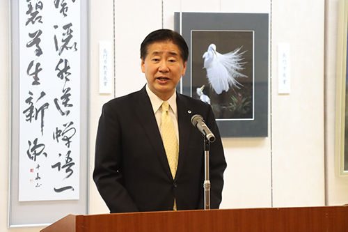 主催者を代表して江原市長が「多くの素晴らしい作品を応募いただいた」とあいさつ