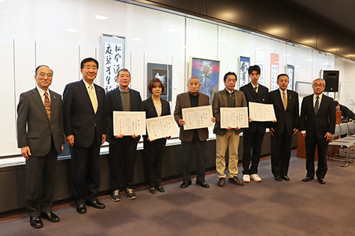 上位4賞（市長賞、市議会議長賞、市教育長賞、文化協会長賞）と高校生チャレンジ部門の受賞者