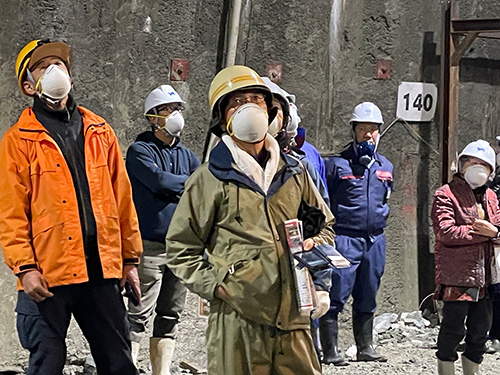 説明を真剣に聞く地域住民のみなさん
