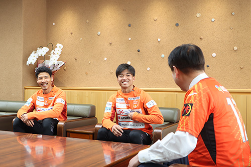 ご当地シャレン選手の２人が市長を表敬訪問