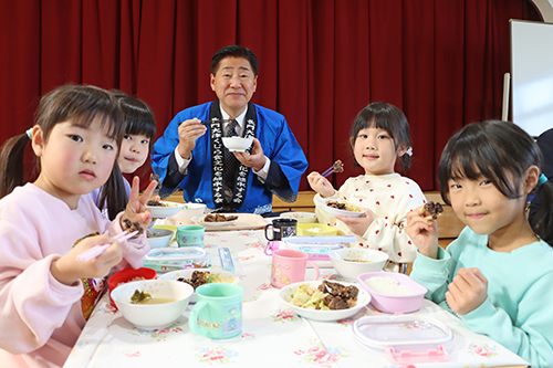 市内すべての保育園・幼稚園で鯨の竜田揚げが提供された