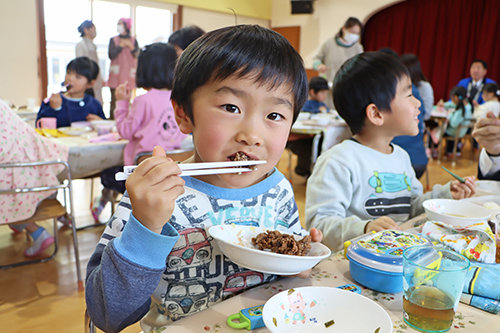 セレモニー終了後、みんなで鯨を「いただきます！」