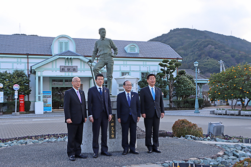 四市長が萩駅で記念撮影