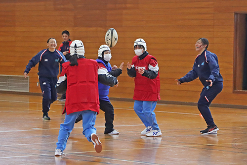 菱海中学校の授業にながとブルーエンジェルスの選手が参加