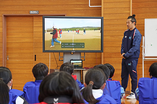村杉ハイパフォーマンスディレクターが授業の映像を確認してアドバイス
