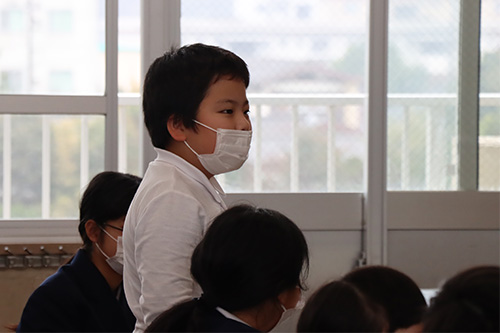 講師の質問に回答する児童