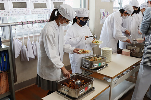 有機栽培した長門産のサツマイモを使った大学いもが給食で提供された