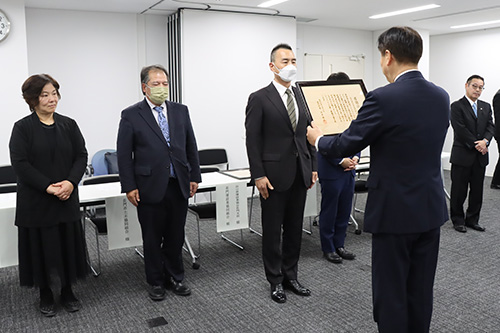 江原市長から団体に感謝状が手渡された
