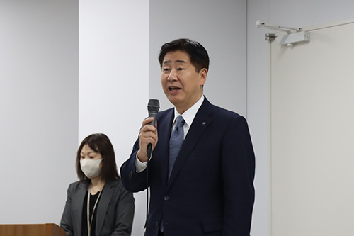 江原市長はボランティアの協力に感謝の言葉を述べた