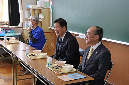 江原市長、伊藤教育長、山田館長も児童と一緒に給食を食べた