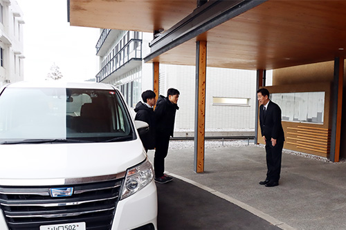 被災地へ出発する職員を江原市長が見送った