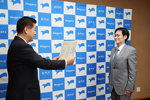 江原市長から感謝状が贈呈された