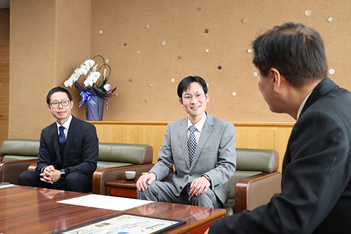 「長門の魅力発信に使っていただければ」と話した