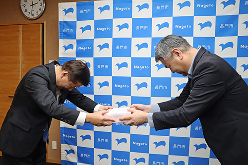 長門出張所長の村田さんから江原市長に手渡された