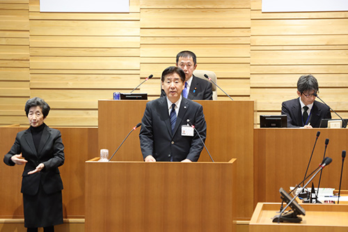 令和6年度の施政方針と提出議案についての説明を行う江原市長
