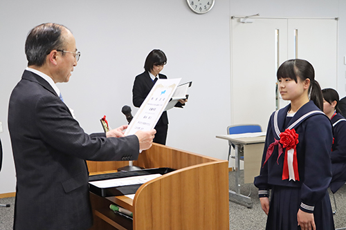 伊藤教育長が受賞者一人ひとりに賞状を授与した
