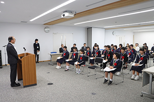 伊藤教育長から受賞者にお祝いの言葉が送られた
